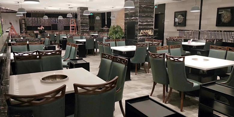 西安博菲克家具廠(chǎng)工人安裝火鍋?zhàn)酪?jpg