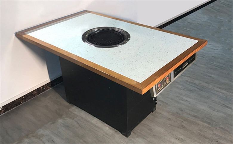 20210404/6069be76975a9.jpg 張總在博菲克家具廠展廳詢問火鍋?zhàn)?jpg