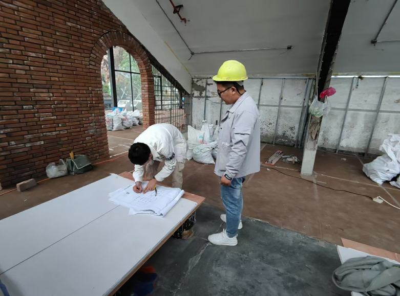 20210424/6083be505fd48.jpg 設(shè)計師向客戶介紹餐桌椅布局.jpg