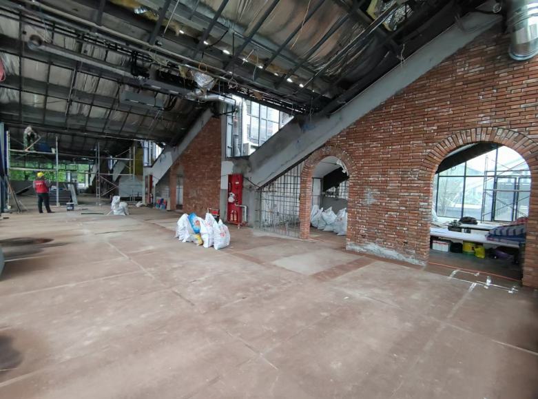 20210424/6083be7c9d9f0.jpg 西安博菲克餐桌椅工廠經(jīng)理與阿記負責人交談.jpg