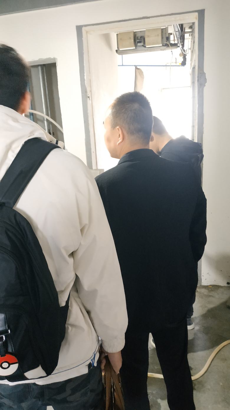 20210426/608629f0e0cba.jpg 楊總與榆林酒店負責人交談.jpg