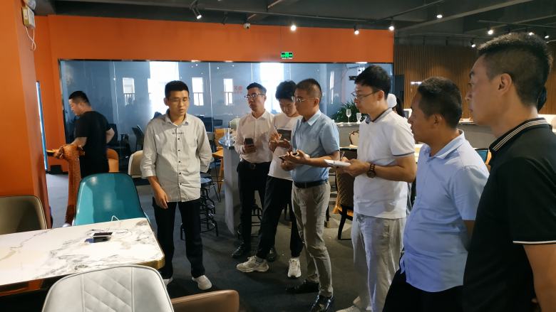 20210818/611be167635eb.jpg 博菲克業(yè)務(wù)經(jīng)理給新人講解大理石餐桌知識.jpg