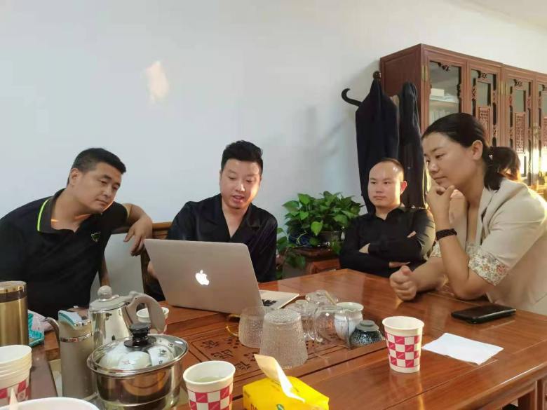 20210924/614d52775f5a6.jpg 西安餐桌椅工廠設(shè)計師向郎慕咖啡廳邢總介紹家具方案.jpg