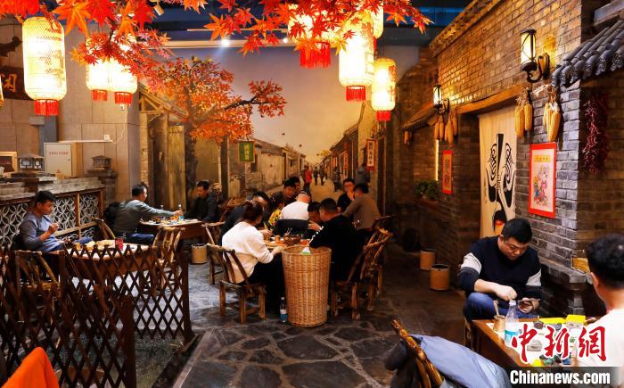 20220617/62ac52d606f1f.jpg 罐罐茶館內(nèi)人聲鼎沸,充滿煙火氣。.jpg