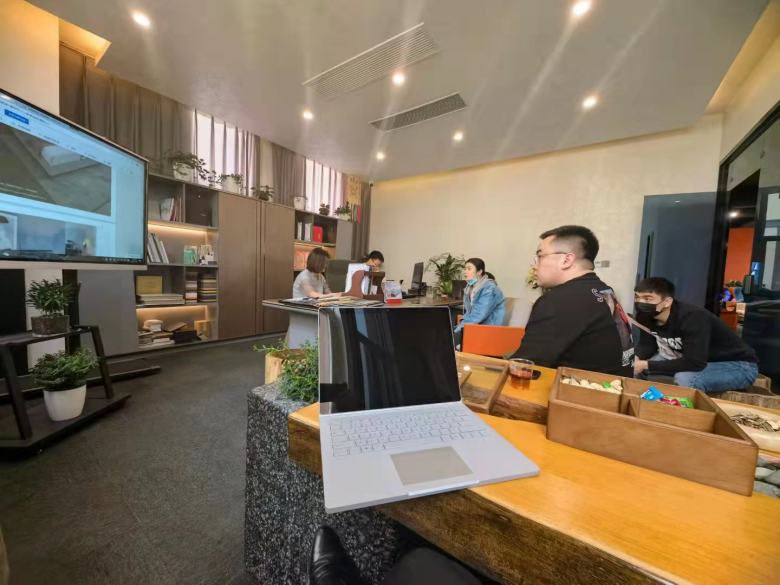 20221112/636f6e080c89c.jpg 業(yè)務(wù)經(jīng)理給海華人家湖南土菜館龍總講解桌椅搭配方案.jpg