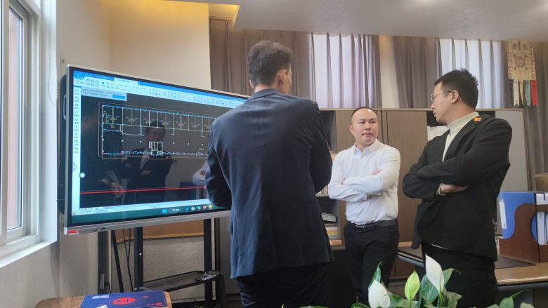 20221119/6378a086d551c.jpg 博菲克家具廠團(tuán)隊(duì)討論延安酒店裝修設(shè)計(jì)方案.jpg