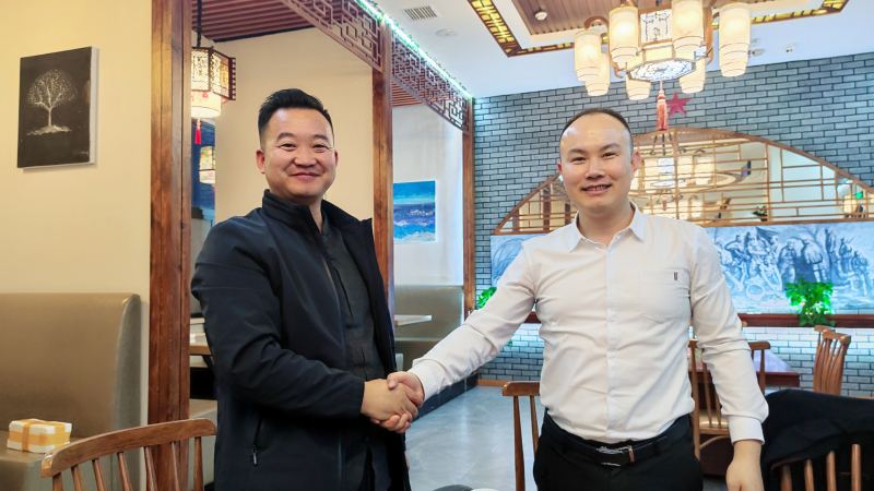 20221219/639fbb28e7e65.jpg 博菲克家具總經(jīng)理與延安天祖大酒店萬總合影.jpg