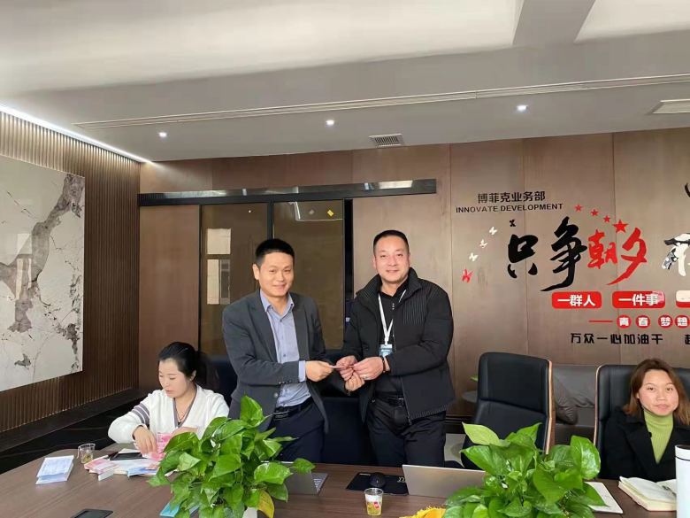 20230103/63b3a736e4e35.jpg 為獲獎業(yè)務經理頒發(fā)獎金.jpg