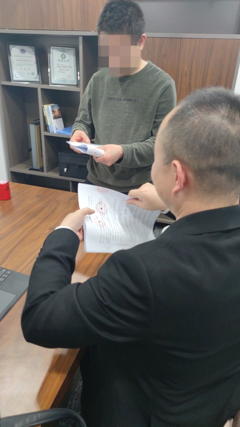 20240311/65eebef7288ae.jpg 我廠(chǎng)代表和客戶(hù)簽訂酒店家具訂購(gòu)合同.jpg